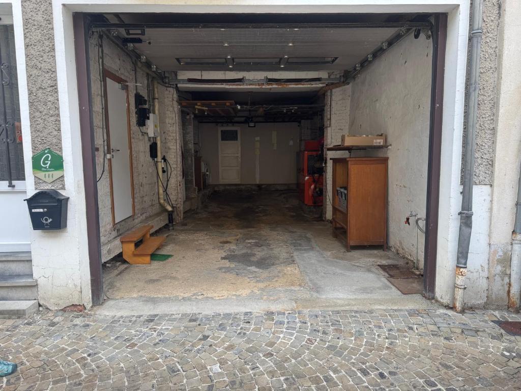 Garage 2 voitures ou 6 motos.